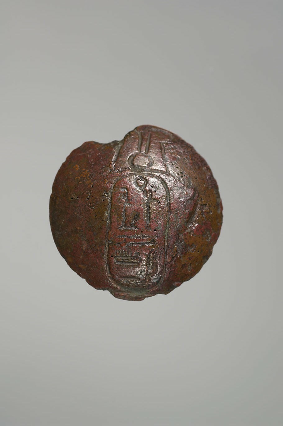 Bronzefragment (von Kelch?) mit Kartusche Ramses' III.