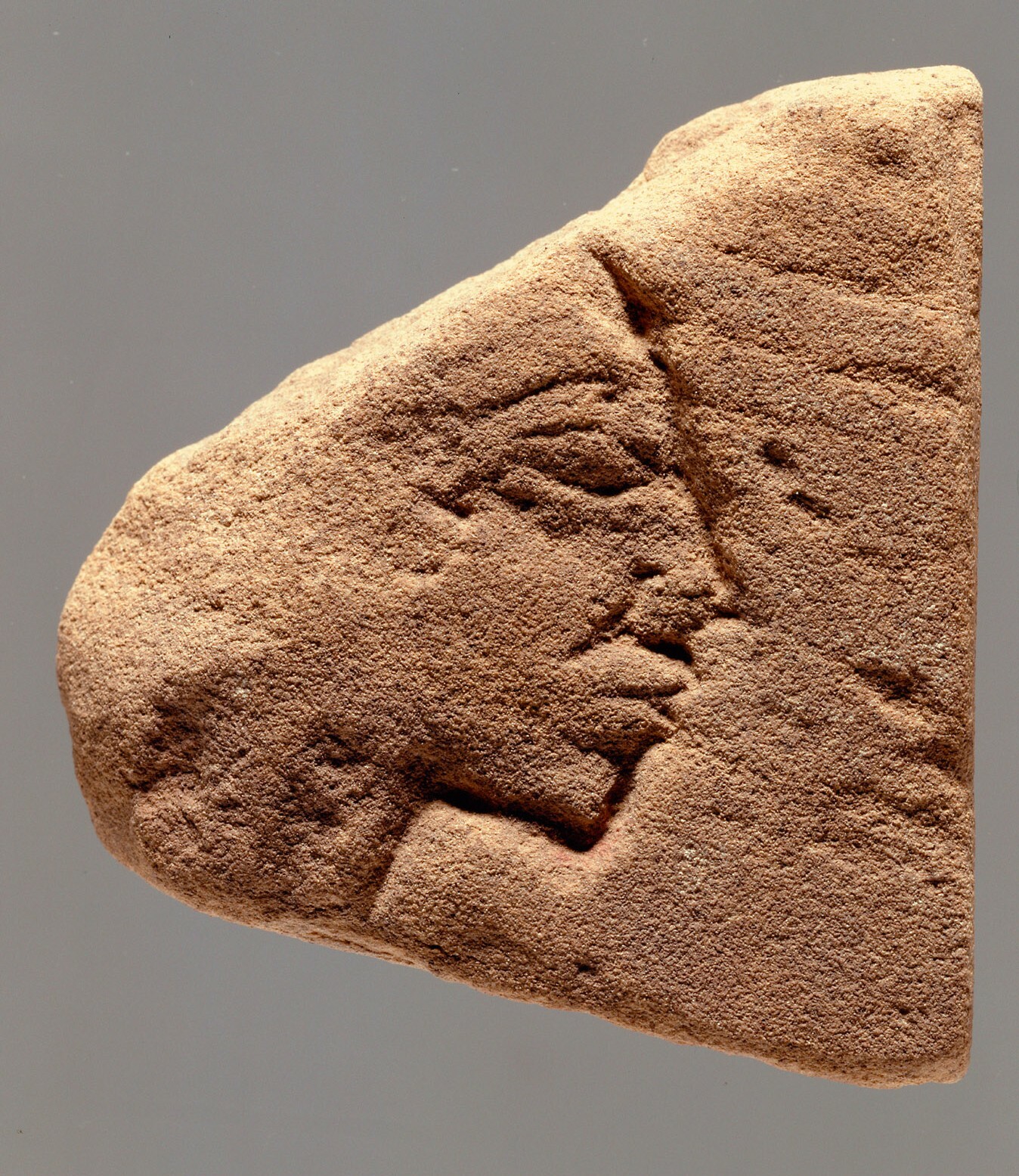 Relieffragment mit der Darstellung eines Kopfes im Profil
