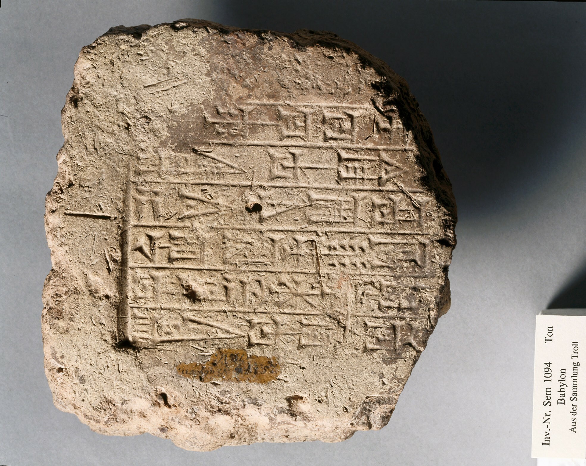 Ziegelfragment mit Keilschrift