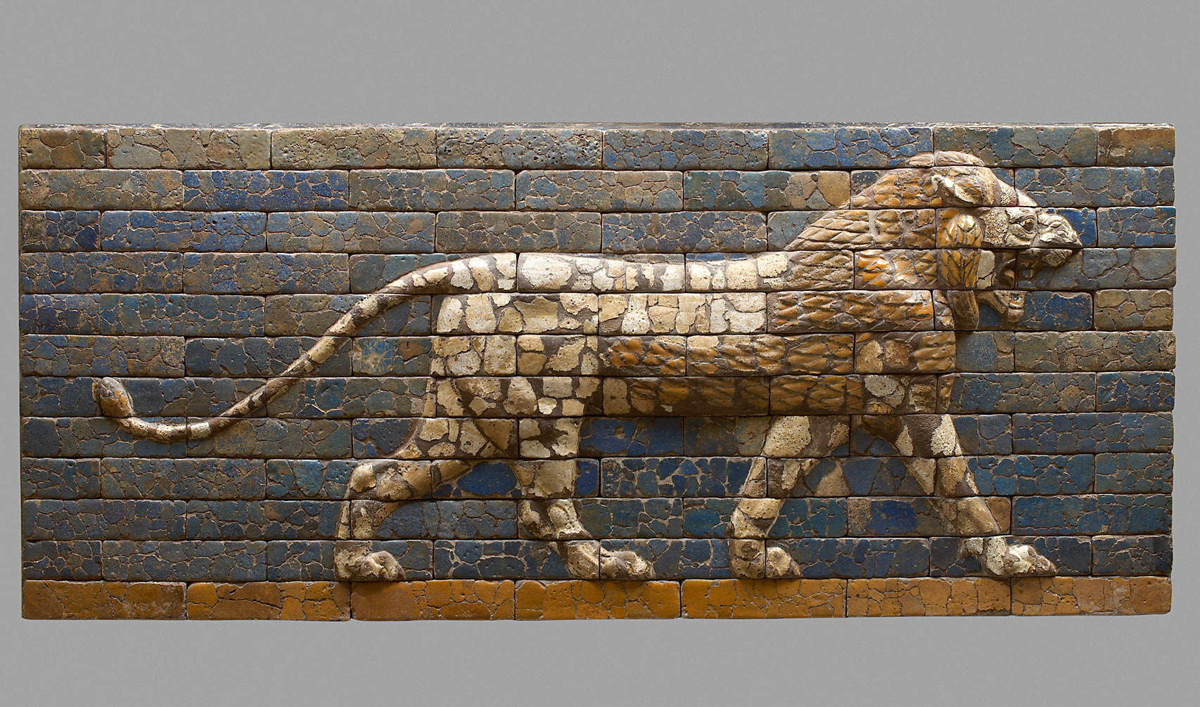 Wandstück mit dem Relief eines schreitenden Löwen