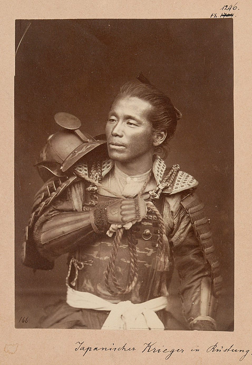 Japanischer Krieger in Rüstung von Japanisches Fotostudio