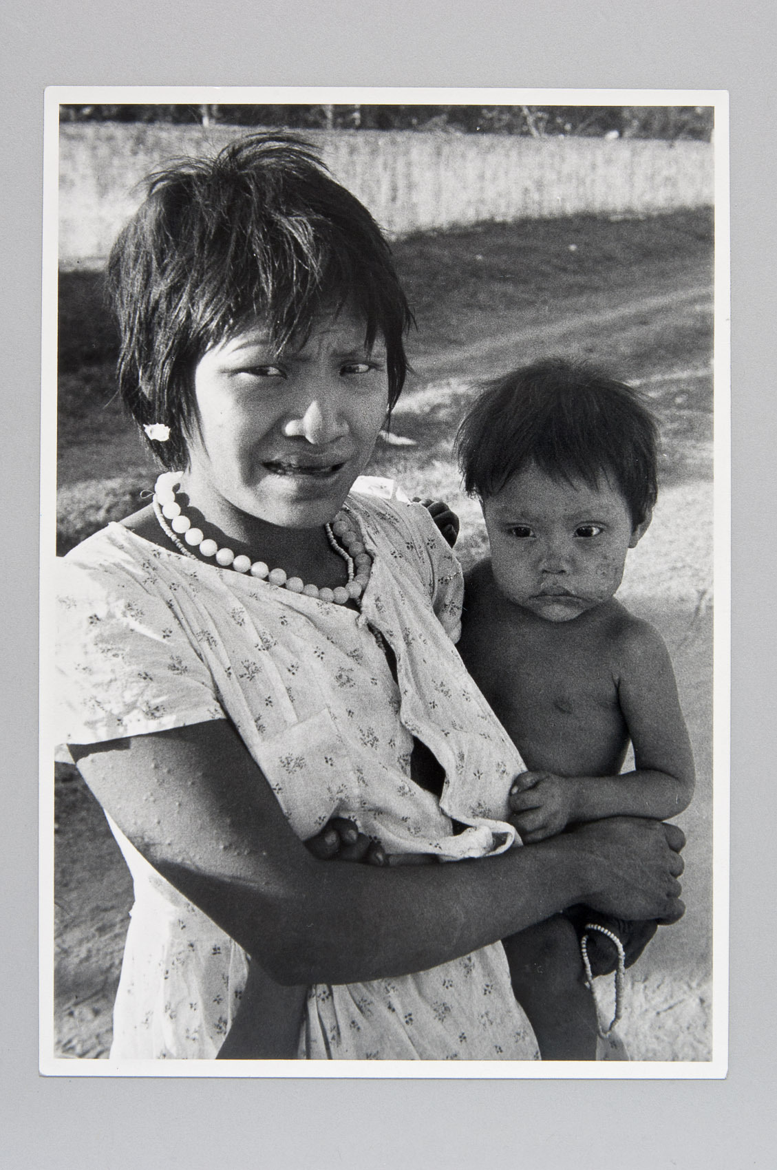 Gefangene Pacaas Novos Indianerin mit Kind