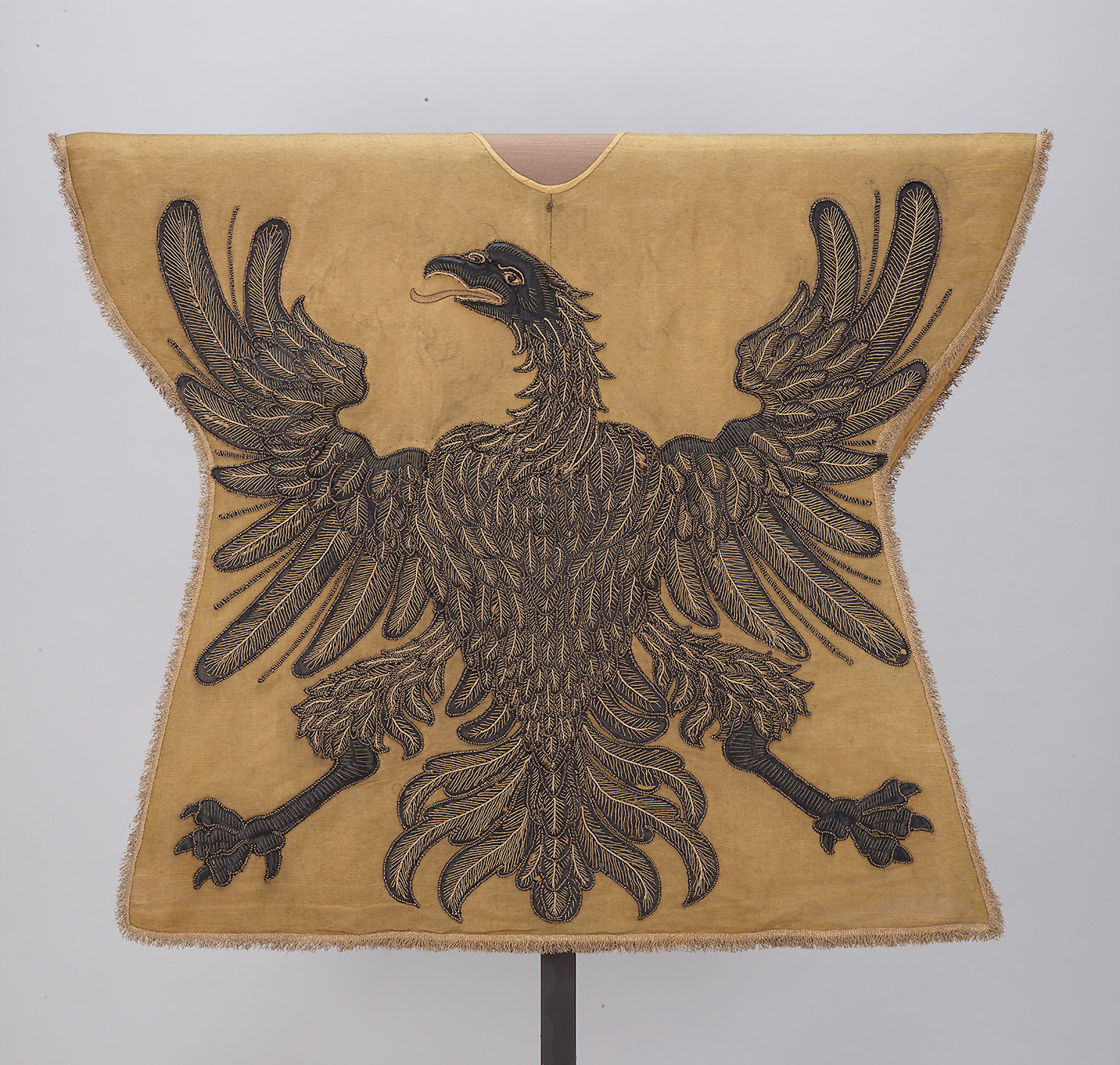 Eagle arms. Средневековые символы. Петух геральдика доспех. Средневековая ткань. Скандинавские полотна с гербами.