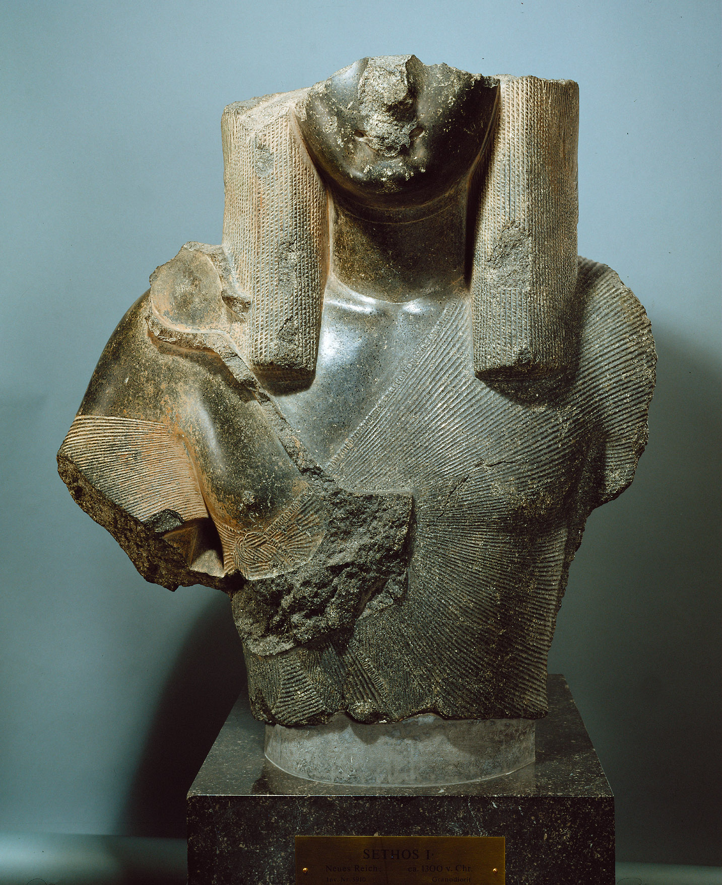 Oberteil einer Königsstatue (Sethos I. ?) mit dem Horusfalken