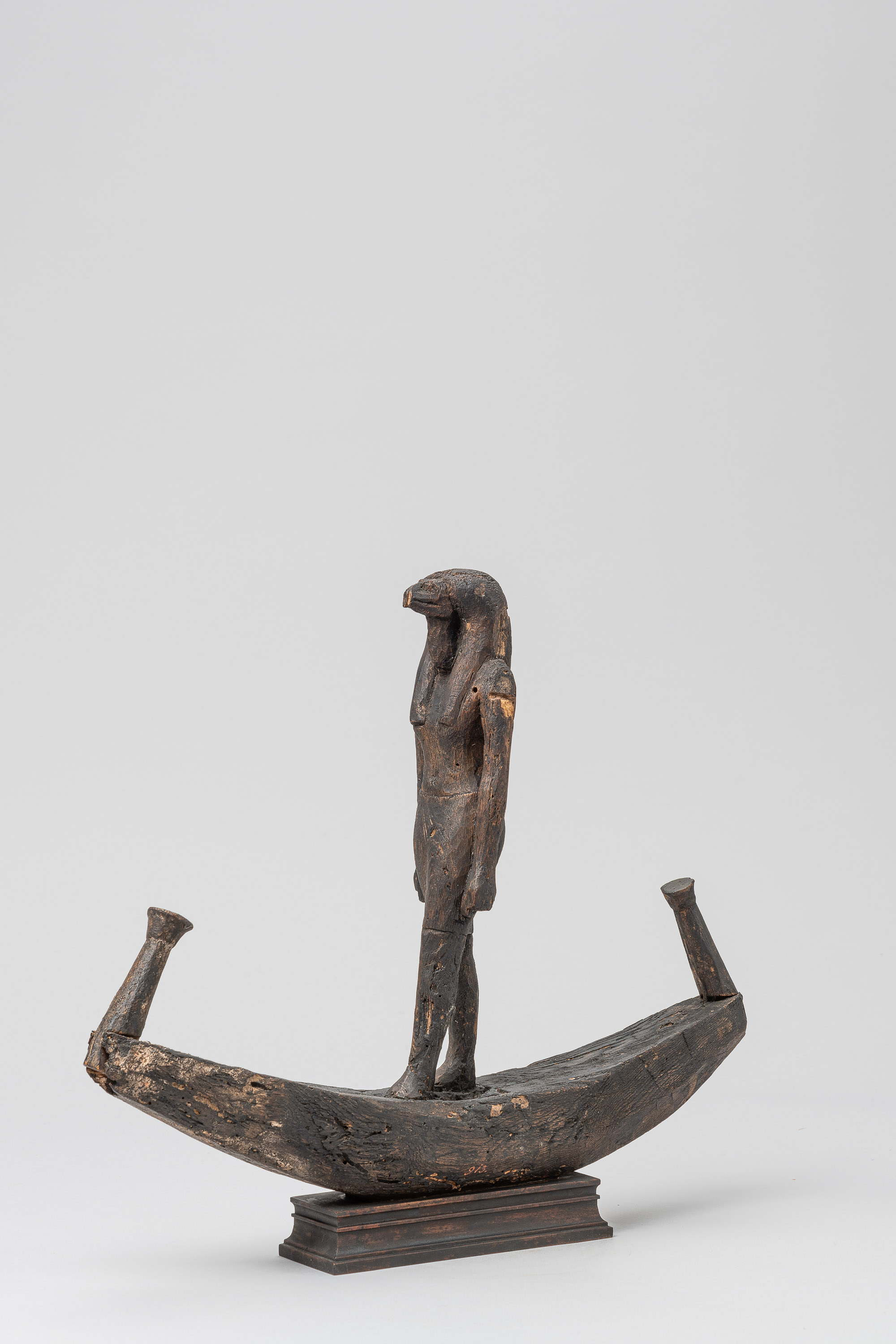 Figur des ibisköpfigen Gottes Thot, in einer Barke stehend