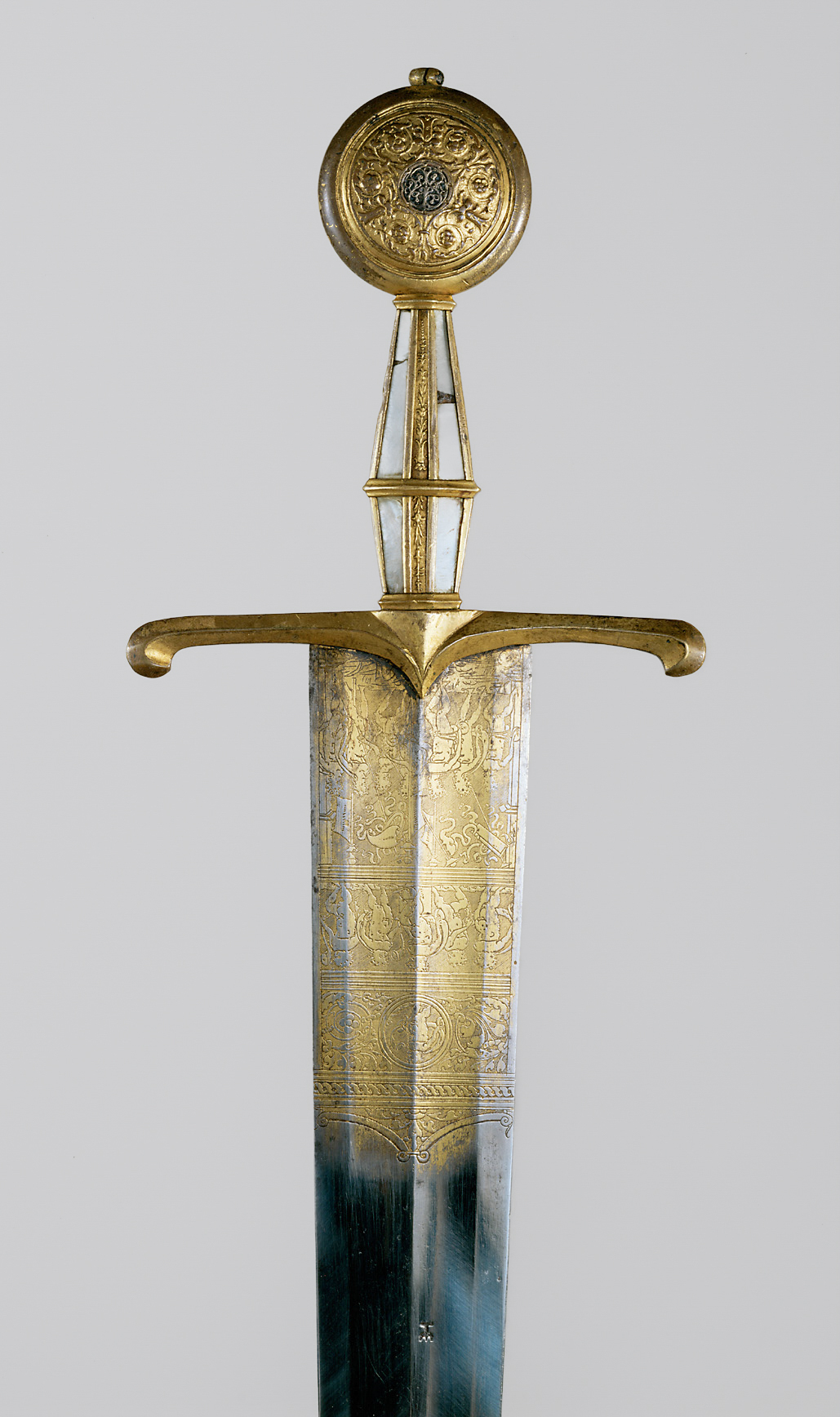 Античная сталь. Германский меч. Греческие мечи в музеях. Широкий меч музей. Исторический меч подвеска.