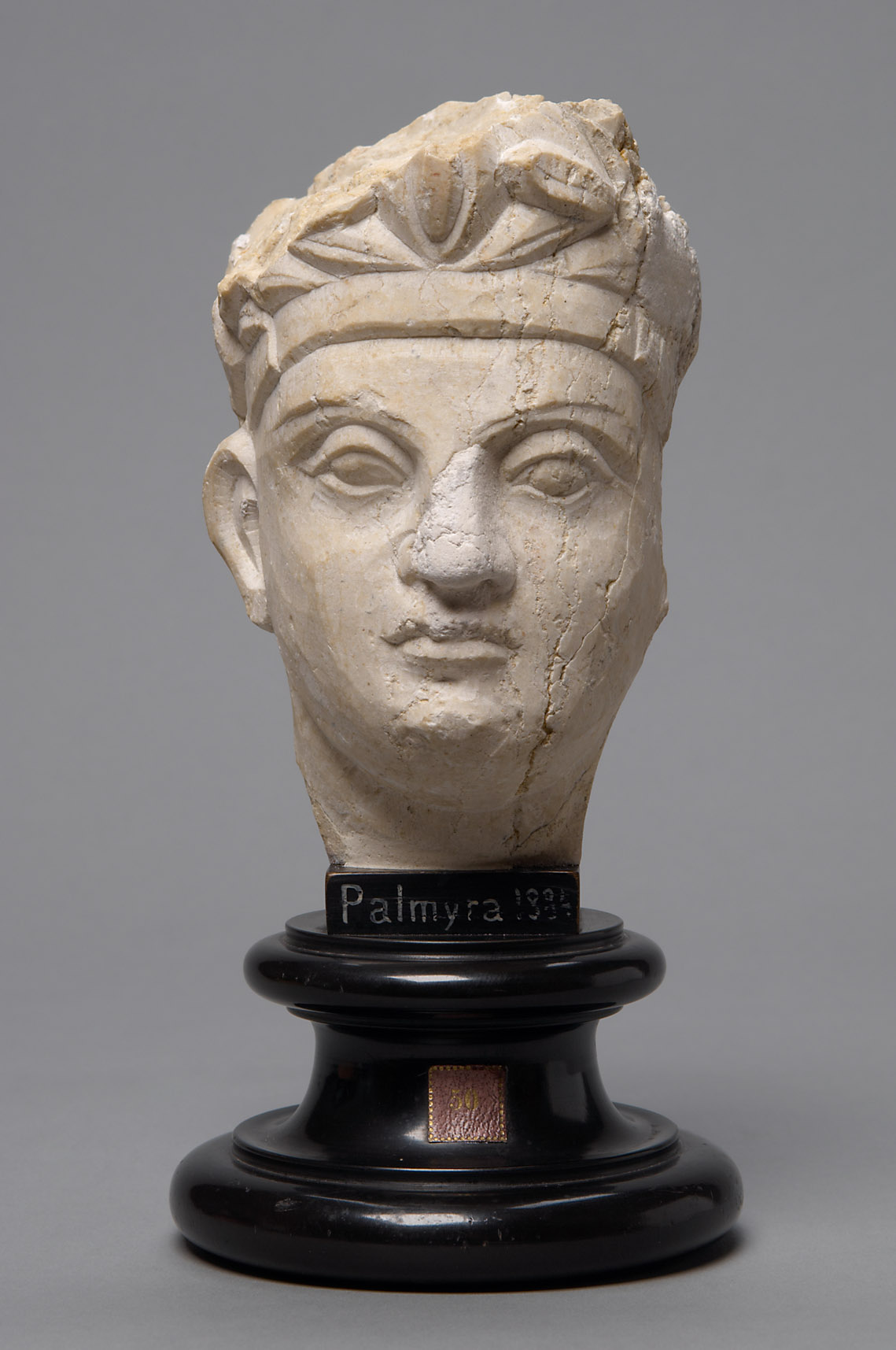 Relieffragment: Kopf eines palmyrenischen Priesters, 200-250