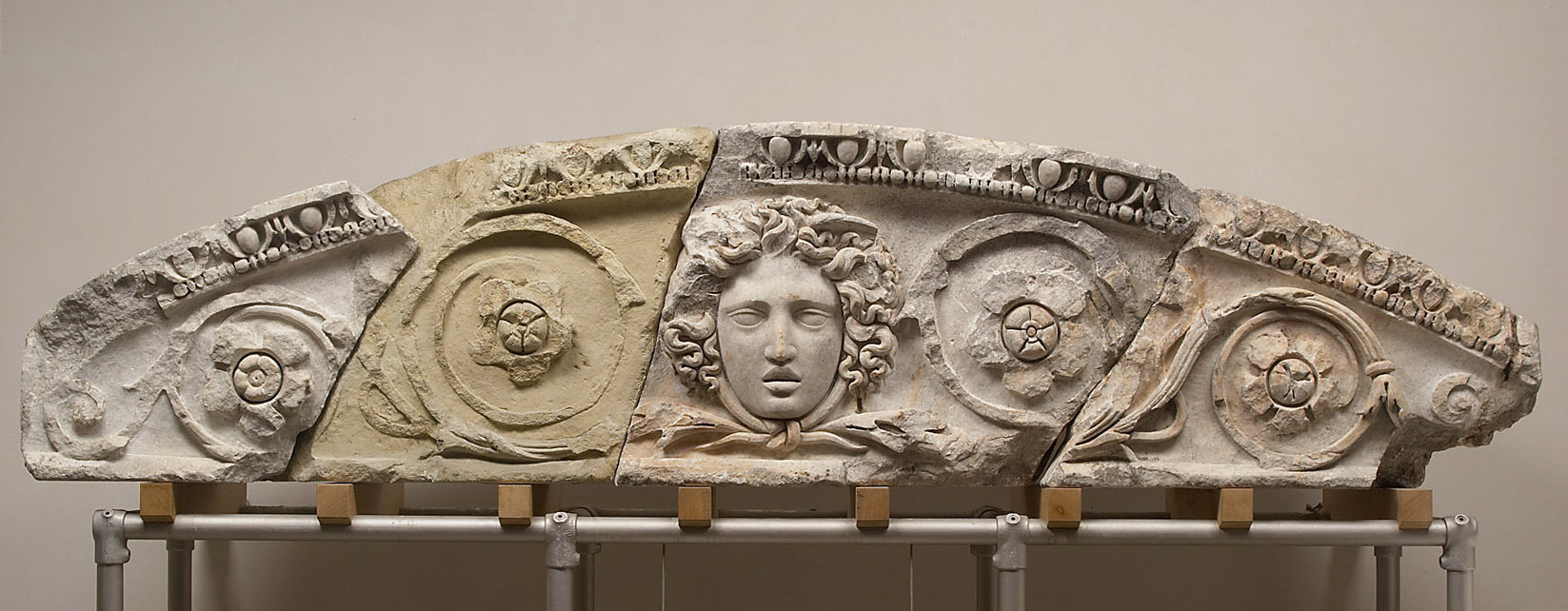 Kunsthistorisches Museum Giebel Celsusbibliothek Segmentgiebel