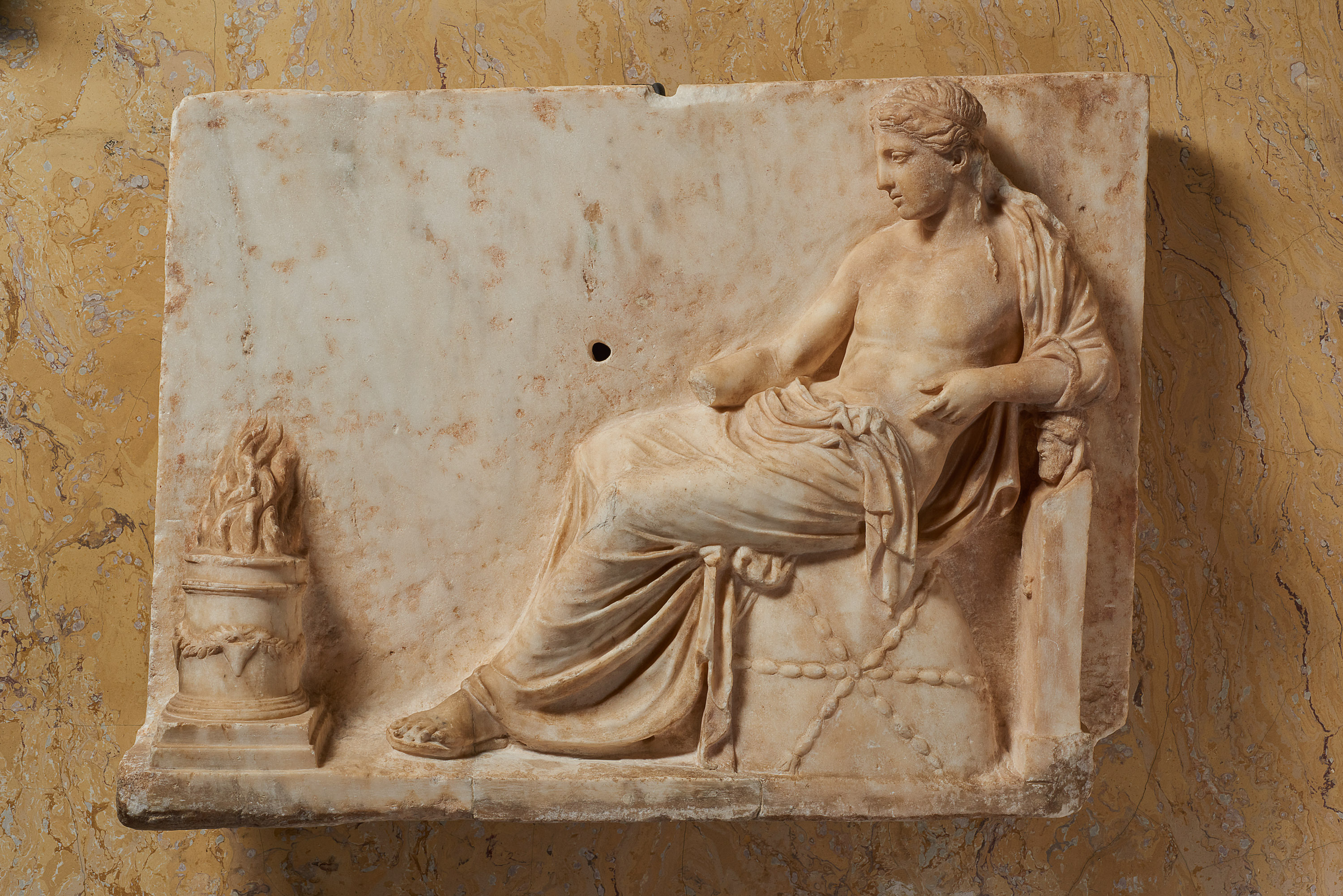Kunsthistorisches Museum: Votivrelief: Apollo auf dem Omphalos
