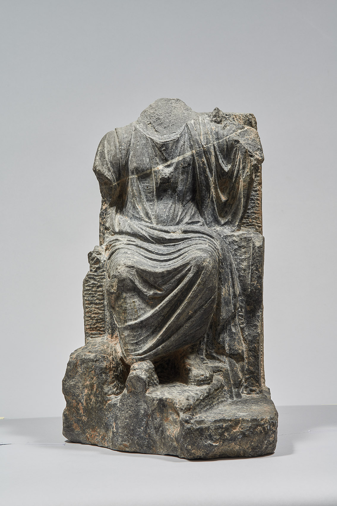 Thronender Serapis
