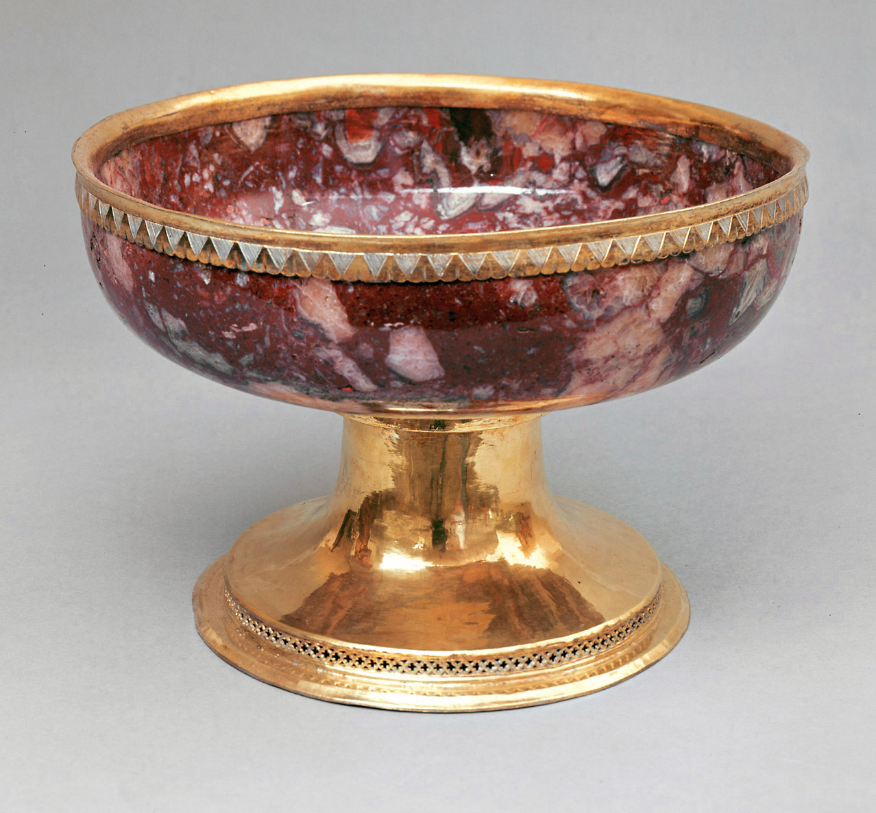 Потир романский стиль. Потир венецианское стекло 19 век. Коронационный кубок. Кубок подарочный. Нефритовая чаша улугбека в британском музее.